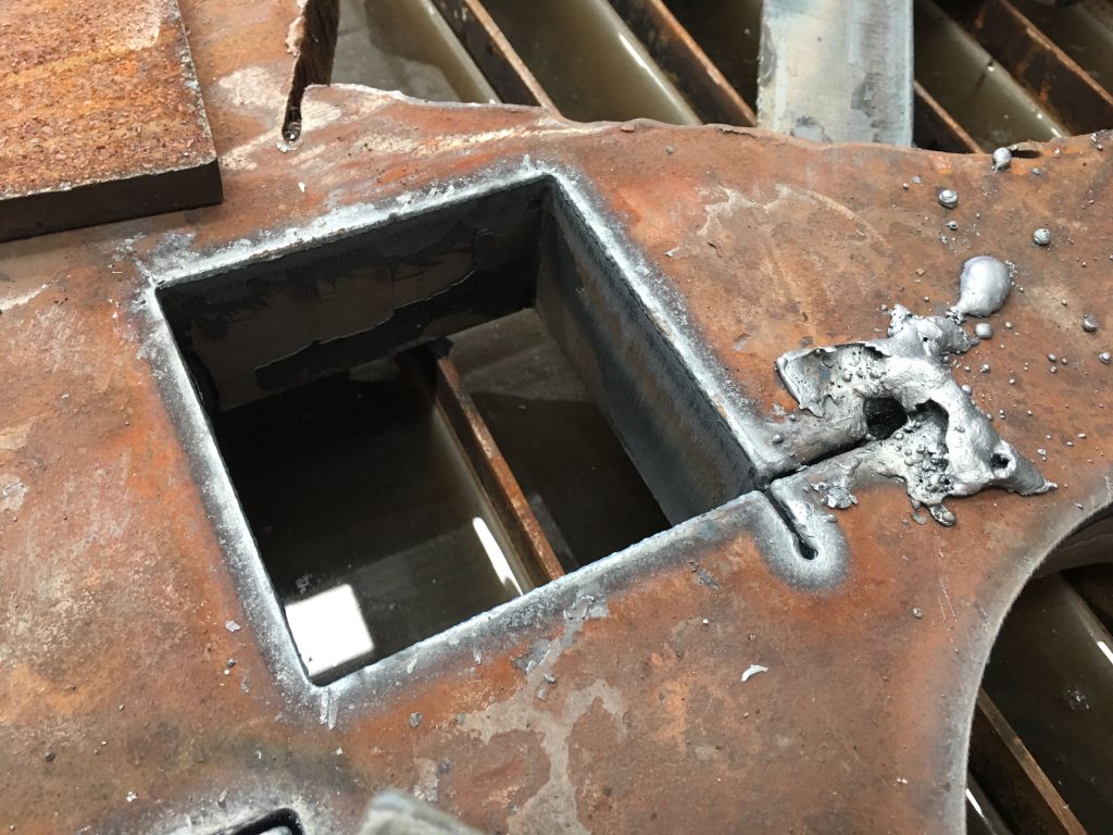 INFRAESTRUCTURA Y SERVICIOS PORTUARIOS (ISP) Fecha: 17 junio, 2017 Ensenada, Baja California, México. Pantógrafo MARK6-H (modelo descontinuado) con área de corte de 8×20 pies. Está equipado con una fuente de plasma modelo Flexcut125 de la marca Lincoln Electric y un sistema de oxicorte BOYSER con control altura manual.