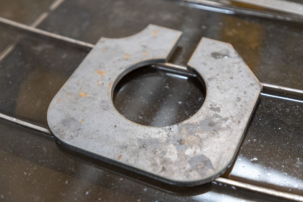 FFJ INDUSTRIAL Fecha: 6 noviembre, 2019 Gómez Palacio, Durango, México. Este cliente cuenta con un pantógrafo BOYSER ENTRY con área de corte de 4×10 pies. Está equipado con una fuente de plasma modelo Powermax65 de la marca Hypertherm.