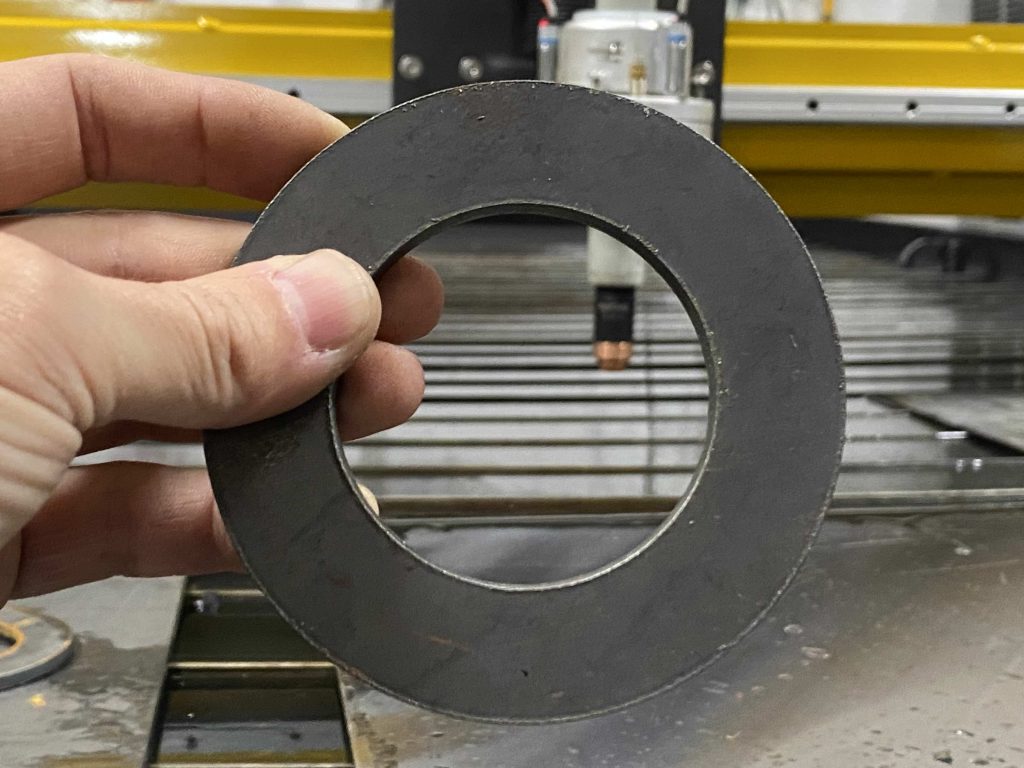 SOLDADURA Y MAQUINADOS ARANA (SOMSAC) Fecha: 4 diciembre, 2019 Chihuahua, Chihuahua, México. Este cliente cuenta con un pantógrafo BOYSER PRO con área de corte de 5×10 pies. Está equipado con una fuente de plasma modelo Powermax105 de la marca Hypertherm.