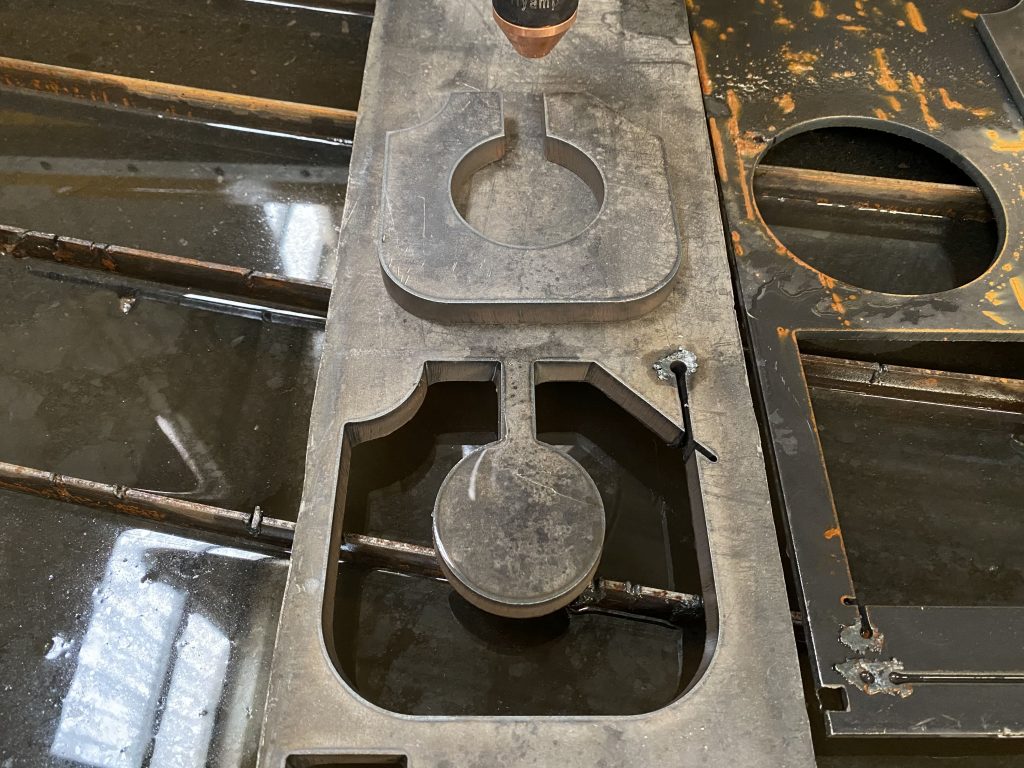 GG SOLUCIONES Y SERVICIOS PARA LA INDUSTRIA Fecha: 6 febrero, 2020 Puebla, Puebla, México. Este cliente cuenta con un pantógrafo BOYSER PRO con área de corte de 5×10 pies. Está equipado con una fuente de plasma modelo Powermax125 de la marca Hypertherm.