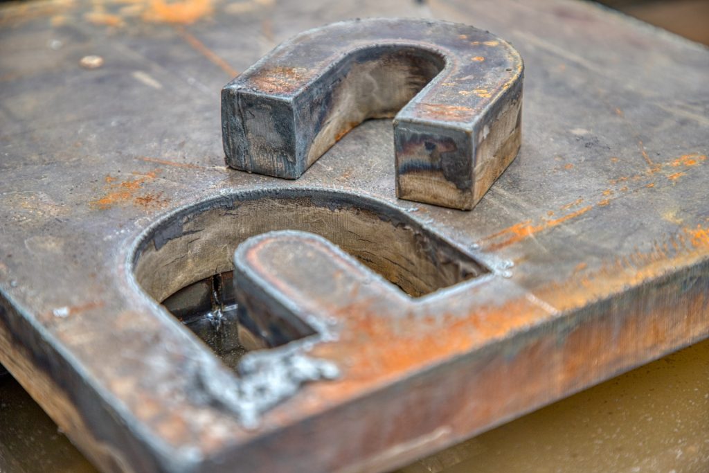 DLS SERVICIOS AUTOMOTRICES E INDUSTRIALES Fecha: 12 noviembre, 2020 Durango, Durango, México. Este cliente cuenta con un pantógrafo BOYSER HD con área de corte de 8×20 pies. Está equipado con una fuente de plasma modelo Powermax105 de la marca Hypertherm y un sistema de oxicorte BOYSER con control de altura automático.