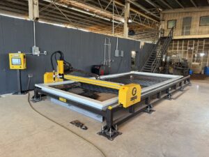 GRUPO DPI Mexicali, Baja California, México. Este cliente cuenta con un pantógrafo BOYSER HD con área de corte de 8×20 pies. Está equipado con una fuente de plasma modelo MAXPRO200 de la marca Hypertherm y un sistema de oxicorte BOYSER con control de altura automático.