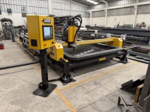 VHS METALMECANICA Morelia, Michoacán, México. Este cliente cuenta con un pantógrafo BOYSER HD con área de corte de 6×20 pies. Está equipado con una fuente de plasma modelo Powermax105 SYNC de la marca Hypertherm y un sistema de oxicorte BOYSER con control de altura automático.