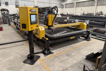 VHS METALMECANICA Morelia, Michoacán, México. Este cliente cuenta con un pantógrafo BOYSER HD con área de corte de 6×20 pies. Está equipado con una fuente de plasma modelo Powermax105 SYNC de la marca Hypertherm y un sistema de oxicorte BOYSER con control de altura automático.