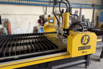 PAILERÍA SEGOVIA Allende, Nuevo León, México. Este cliente cuenta con un pantógrafo BOYSER PRO (de fabricación especial) con área de corte de 6x12 pies. Está equipado con una fuente de plasma Powermax125 de la marca Hypertherm y un sistema de oxicorte BOYSER.